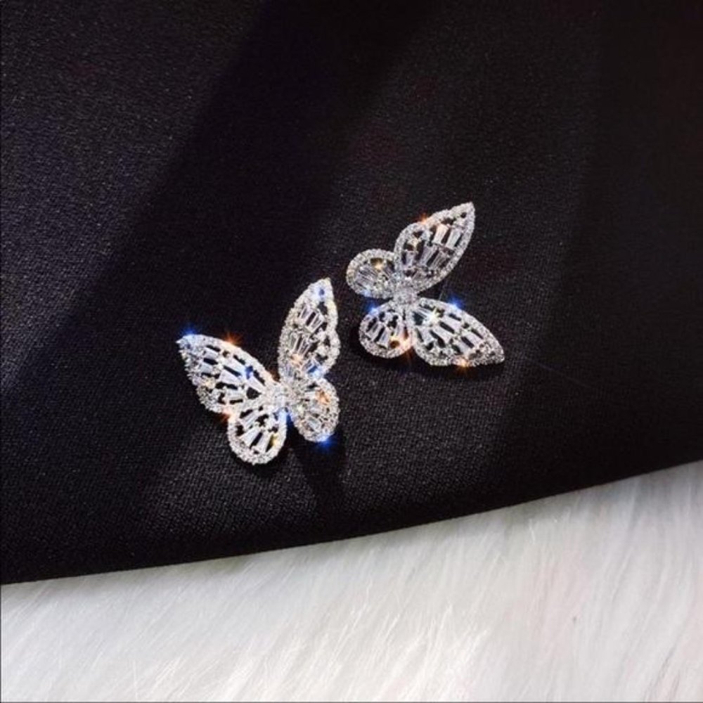 NEW 18K WHITE GOLD DIAMOND BUTTERFLY EARRINGS - Picture 6 of 7